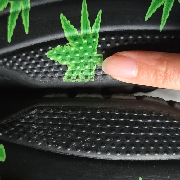 Crocs Classic Hemp Leaf Clog - Picture 10 of 12